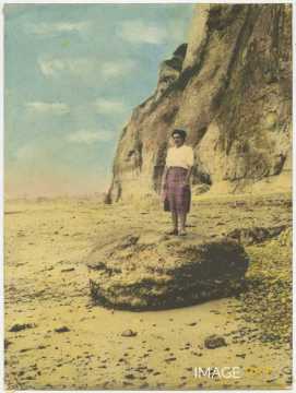 Femme sur un rocher